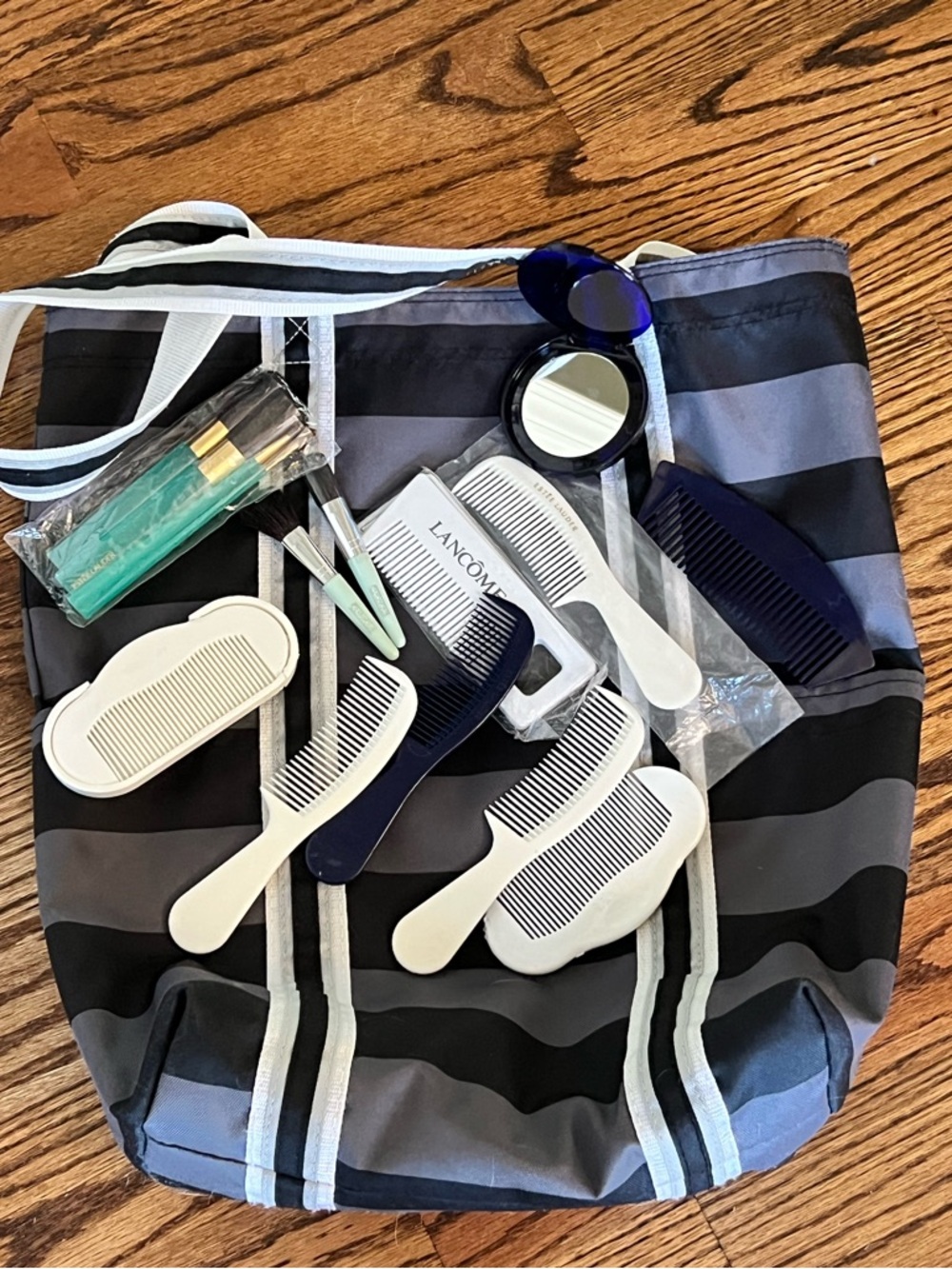 Carry Bag with promotional combs/brushes Estee Launder and Lancôme